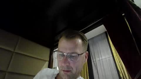 Snapshot of eliger35 chatting on 11/15/25, 06:15 eliger35 online show from 11/15/25, 06:15