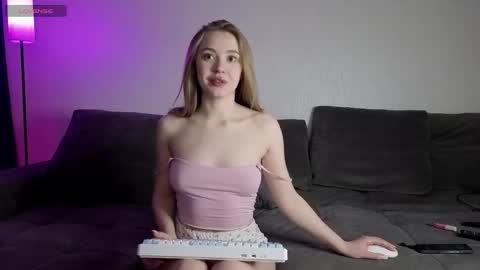 Snapshot of elinamilller chatting on 03/11/26, 02:01 Elna and Tom online show from 03/11/26, 02:01