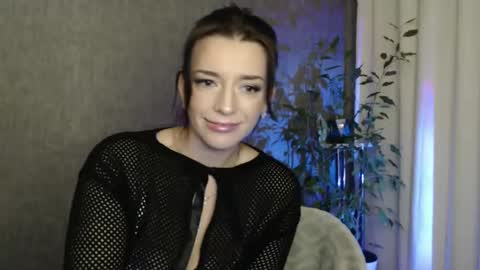 Snapshot of elinapretty chatting on 12/17/24, 12:01 Elina online show from 12/17/24, 12:01