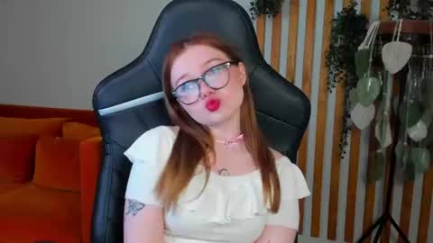Snapshot of elinavale chatting on 06/16/26, 05:43 elinavale online show from 06/16/26, 05:43