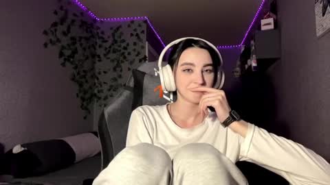 Snapshot of elinorashfield chatting on 05/19/26, 11:16 Milica online show from 05/19/26, 11:16