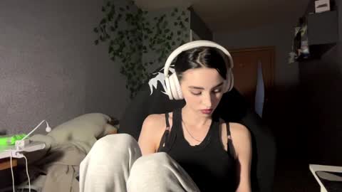 Snapshot of elinorashfield chatting on 05/25/26, 10:10 Milica online show from 05/25/26, 10:10