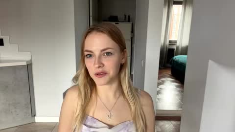 Snapshot of elinorproescher chatting on 05/18/26, 12:44 elinorproescher online show from 05/18/26, 12:44