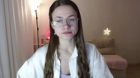 Snapshot of eliscuteblonde chatting on 12/23/24, 06:16 Elis online show from 12/23/24, 06:16