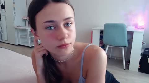 Snapshot of eliscuteblonde chatting on 10/17/25, 04:48 Elis online show from 10/17/25, 04:48