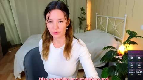 Snapshot of elise_bryk chatting on 09/28/25, 09:09 hiIm Elise    online show from 09/28/25, 09:09