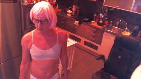 Snapshot of elise_tv chatting on 11/17/25, 08:36 Barbie online show from 11/17/25, 08:36