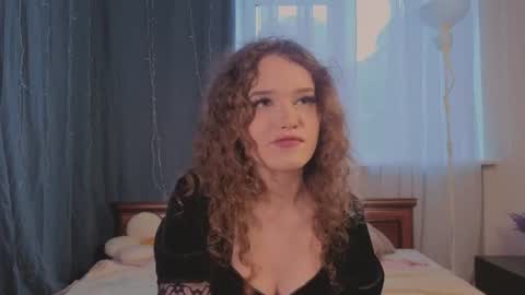 Snapshot of elishahemrich chatting on 06/24/26, 10:36 Shakira online show from 06/24/26, 10:36