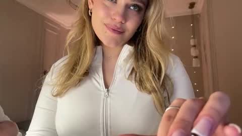 Snapshot of elixiirr chatting on 03/18/26, 08:56 Stephanie online show from 03/18/26, 08:56