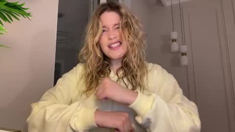 Snapshot of elixiirr chatting on 04/03/26, 09:35 Stephanie online show from 04/03/26, 09:35