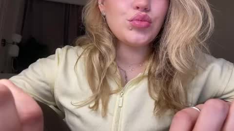 Snapshot of elixiirr chatting on 04/05/26, 08:28 Stephanie online show from 04/05/26, 08:28