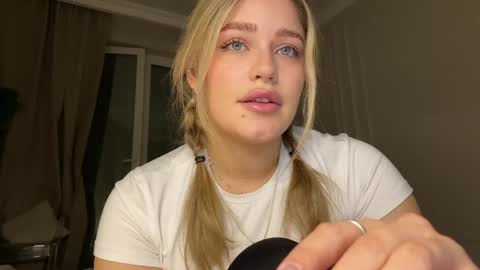 Snapshot of elixiirr chatting on 04/18/26, 09:15 Stephanie online show from 04/18/26, 09:15