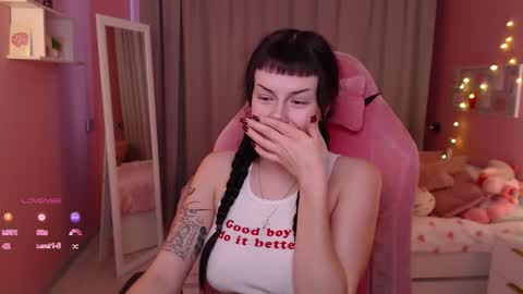 Snapshot of eliza_benet chatting on 12/01/25, 07:57 Ari online show from 12/01/25, 07:57