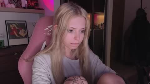 Snapshot of eliza_sadcat chatting on 03/25/26, 06:47 Elizabeth online show from 03/25/26, 06:47