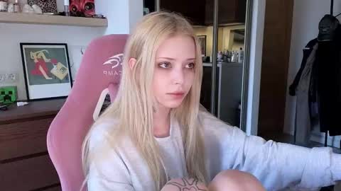 Snapshot of eliza_sadcat chatting on 03/30/26, 01:01 Elizabeth online show from 03/30/26, 01:01