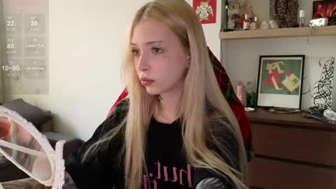 Snapshot of eliza_sadcat chatting on 04/22/26, 12:18 Elizabeth online show from 04/22/26, 12:18