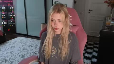 Snapshot of eliza_sadcat chatting on 05/20/26, 01:28 Elizabeth online show from 05/20/26, 01:28