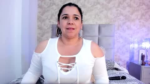 Snapshot of elizabeth_colleman chatting on 02/10/25, 03:57 Elizabeth online show from 02/10/25, 03:57