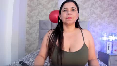 Snapshot of elizabeth_colleman chatting on 02/18/25, 09:53 Elizabeth online show from 02/18/25, 09:53