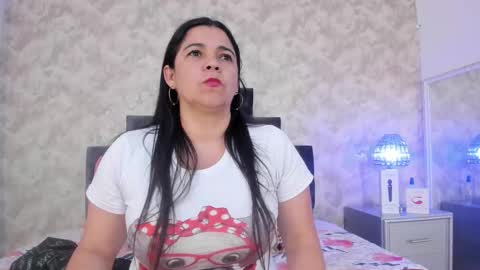 Snapshot of elizabeth_colleman chatting on 10/29/25, 10:44 Elizabeth online show from 10/29/25, 10:44