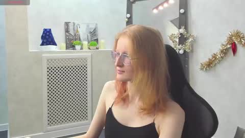 Snapshot of elizabeth_harpper chatting on 01/19/25, 01:00 Elizabeth online show from 01/19/25, 01:00