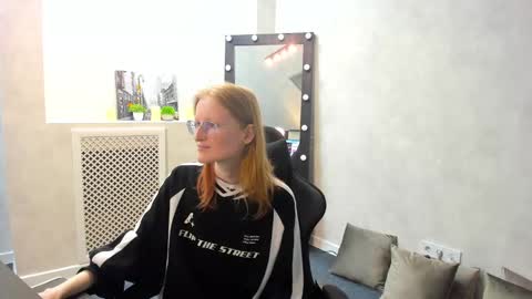 Snapshot of elizabeth_harpper chatting on 01/31/25, 11:24 Elizabeth online show from 01/31/25, 11:24