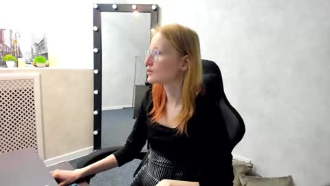 Snapshot of elizabeth_harpper chatting on 03/07/25, 12:58 Elizabeth online show from 03/07/25, 12:58