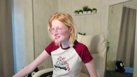 Snapshot of elizabeth_harpper chatting on 10/31/25, 09:21 Elizabeth online show from 10/31/25, 09:21