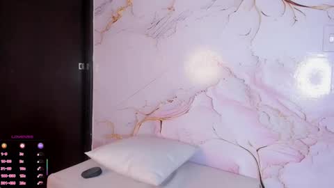 Elizabeth Swan online show from 12/22/25, 02:47