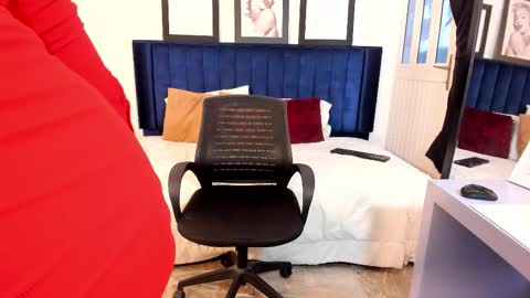 Snapshot of elizabethbell_ chatting on 03/15/26, 12:44 Elizabeth online show from 03/15/26, 12:44