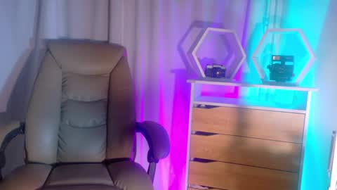 Snapshot of elizabethcampbell chatting on 07/17/26, 01:23 Lizzy online show from 07/17/26, 01:23