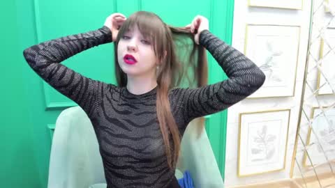 Snapshot of elizamild chatting on 01/25/25, 04:35 Eliza online show from 01/25/25, 04:35