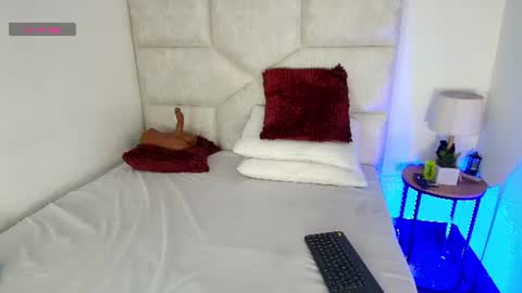Snapshot of elizawiliamst chatting on 07/04/26, 12:44 Eliza online show from 07/04/26, 12:44