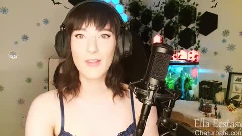 Snapshot of ella_ecstasy chatting on 01/28/25, 02:00 Ella Ecstasy online show from 01/28/25, 02:00