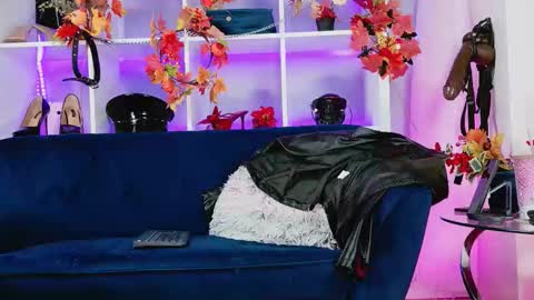 Snapshot of ella_kross chatting on 09/19/25, 04:25 ella_kross online show from 09/19/25, 04:25