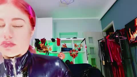 Snapshot of ella_kross chatting on 10/09/25, 03:26 ella_kross online show from 10/09/25, 03:26