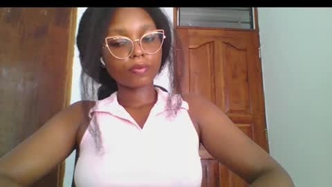 Snapshot of ella_laurel chatting on 01/17/25, 01:03 Ella online show from 01/17/25, 01:03