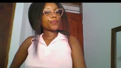 Snapshot of ella_laurel chatting on 01/18/25, 07:28 Ella online show from 01/18/25, 07:28