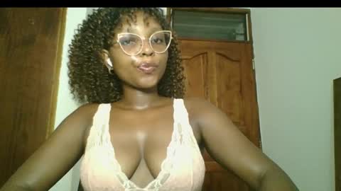 Snapshot of ella_laurel chatting on 03/10/25, 12:07 Ella online show from 03/10/25, 12:07