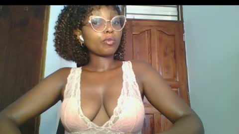 Snapshot of ella_laurel chatting on 03/10/25, 05:11 Ella online show from 03/10/25, 05:11