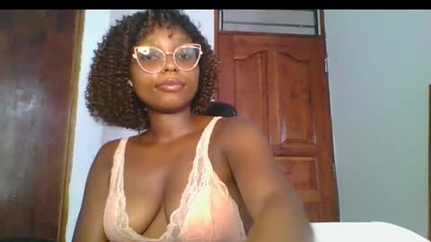 Snapshot of ella_laurel chatting on 03/10/25, 10:48 Ella online show from 03/10/25, 10:48