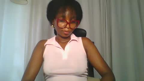 Snapshot of ella_laurel chatting on 10/08/25, 07:06 Ella online show from 10/08/25, 07:06