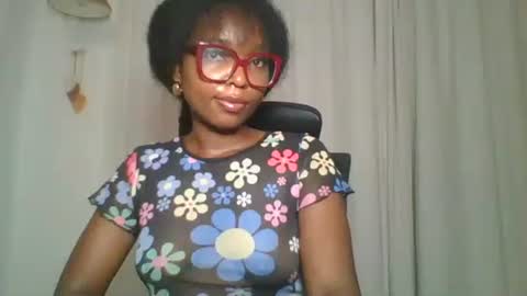 Snapshot of ella_laurel chatting on 10/09/25, 02:31 Ella online show from 10/09/25, 02:31