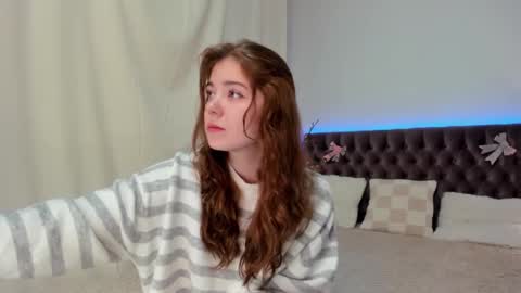 Snapshot of ella_mayers chatting on 02/14/25, 10:14 Ella Mayers online show from 02/14/25, 10:14