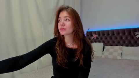 Snapshot of ella_mayers chatting on 02/19/25, 10:53 Ella Mayers online show from 02/19/25, 10:53