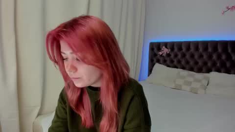 Snapshot of ella_mayers chatting on 09/28/25, 12:21 Ella Mayers online show from 09/28/25, 12:21