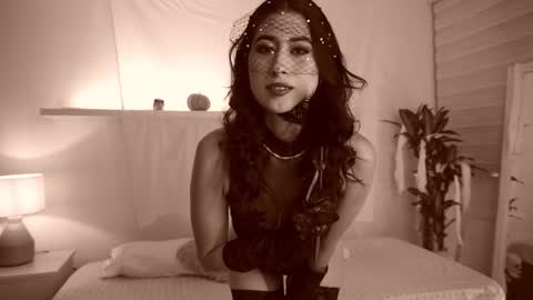 ELLA OWEN online show from 10/31/25, 06:42