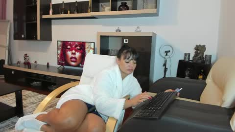 Snapshot of ella_sweety0 chatting on 04/03/26, 04:05 Ella online show from 04/03/26, 04:05