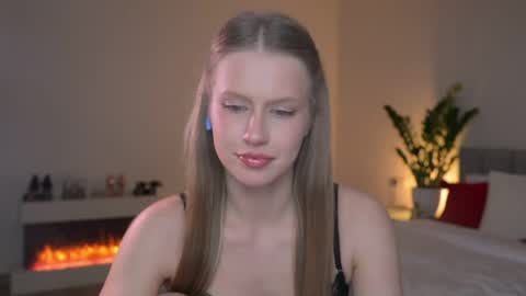 Snapshot of ella_twinkle chatting on 04/23/26, 06:21 Ella online show from 04/23/26, 06:21