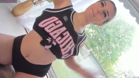 Snapshot of ella_vee chatting on 04/22/26, 06:27 ella_vee online show from 04/22/26, 06:27